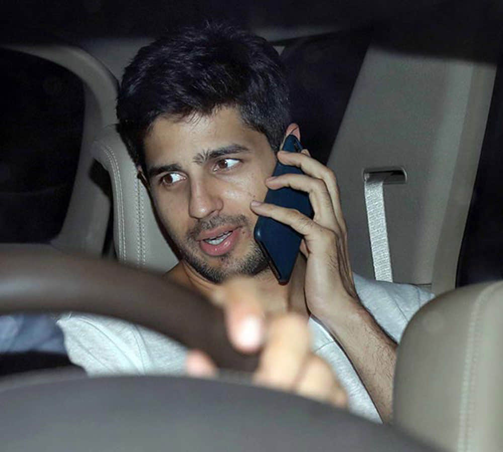shahrukh khan daughter suhana and siddharth malhotra spotted outside Karan Johar’s house