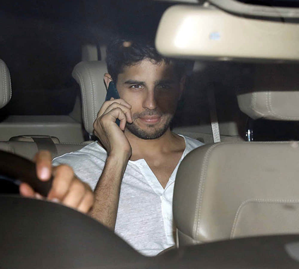 shahrukh khan daughter suhana and siddharth malhotra spotted outside Karan Johar’s house