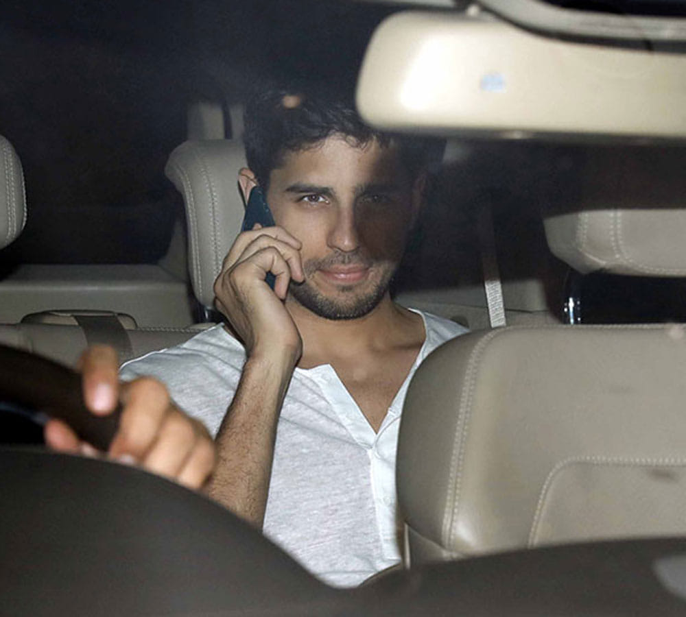 shahrukh khan daughter suhana and siddharth malhotra spotted outside Karan Johar’s house