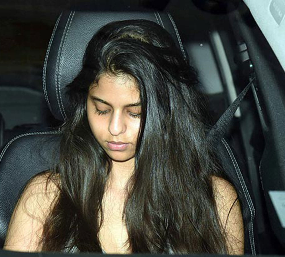 shahrukh khan daughter suhana and siddharth malhotra spotted outside Karan Johar’s house