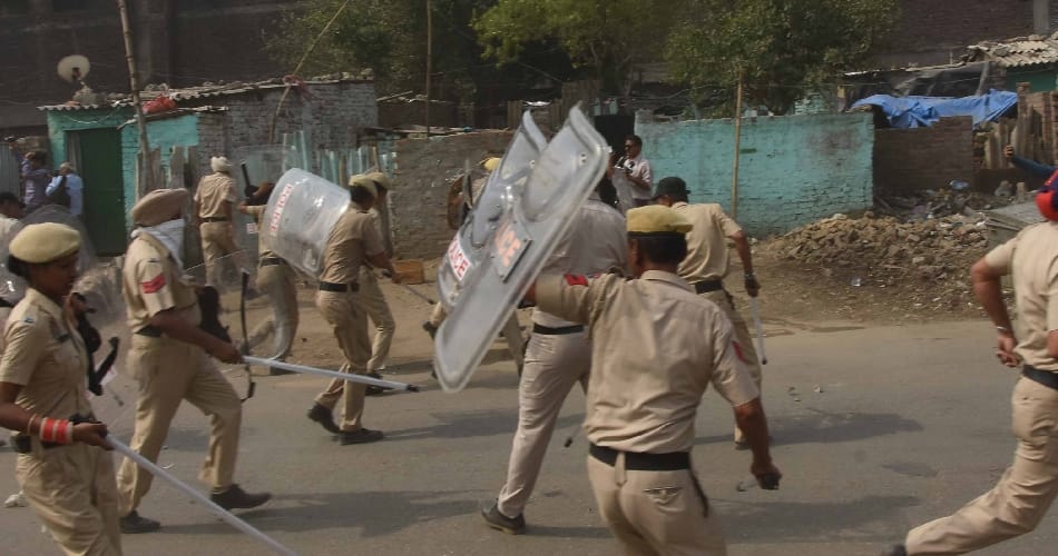 people pelt stone on police in ludhiana