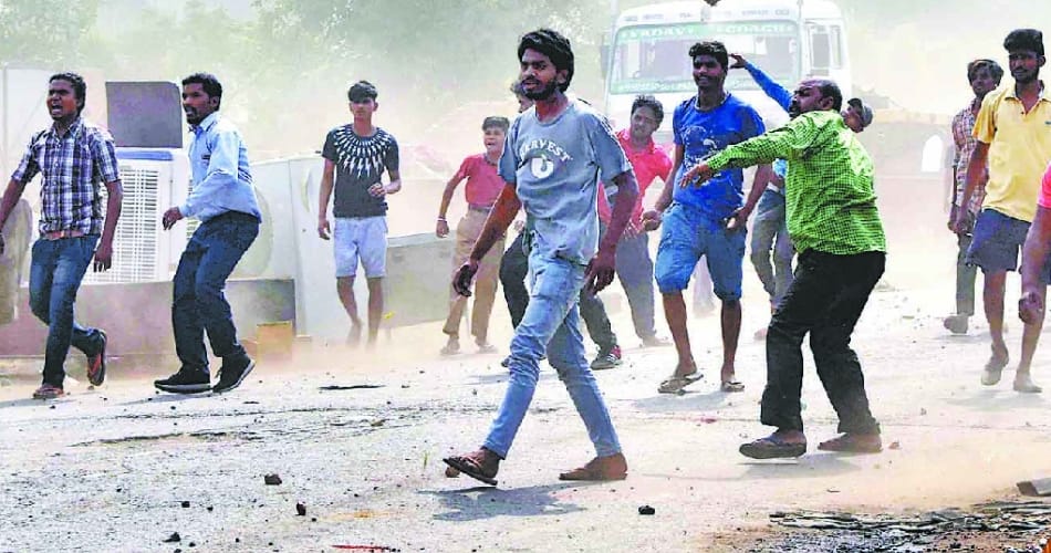 people pelt stone on police in ludhiana