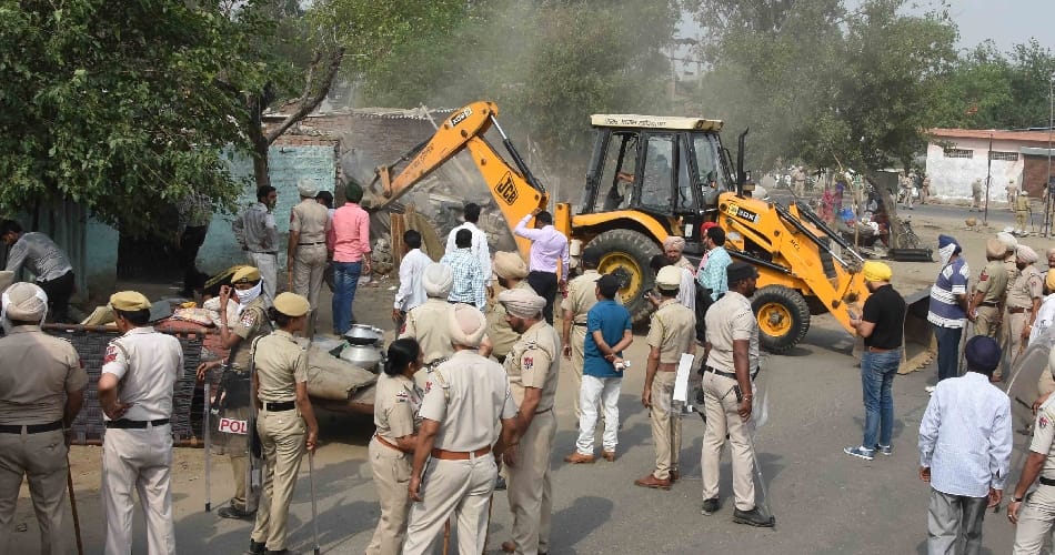 people pelt stone on police in ludhiana