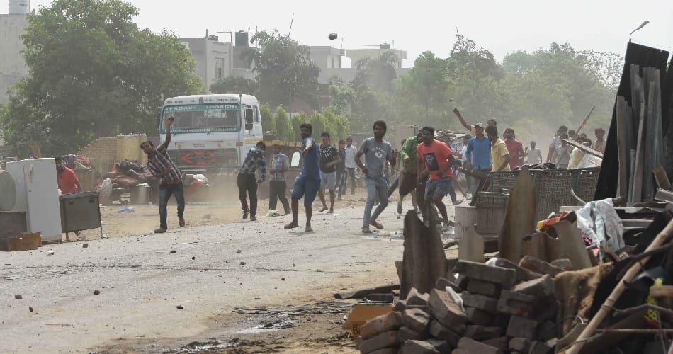 people pelt stone on police in ludhiana