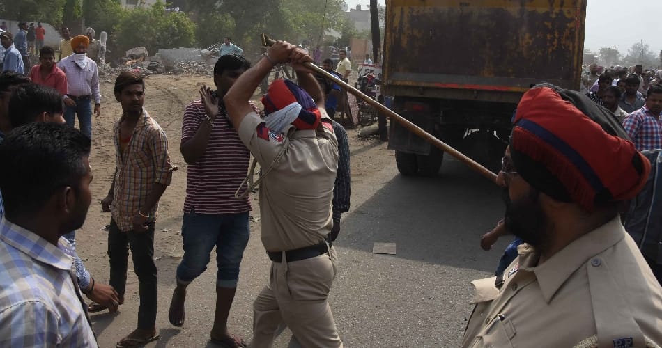 people pelt stone on police in ludhiana