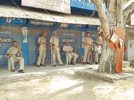 Six youths raised, protesting against market