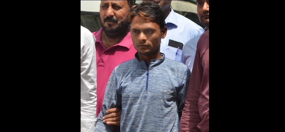  delhi police special sell arresed man with arms