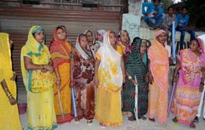 Anger of women drunk in the country liquor shop