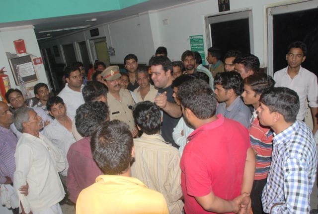 During the treatment, the death of the child, angry family did the commotion