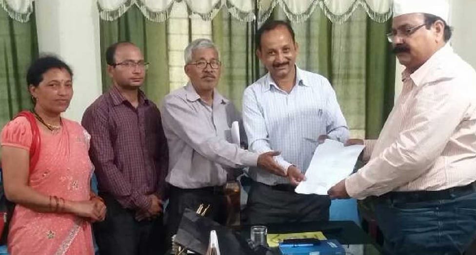 Delegation of teachers from DEO for demands