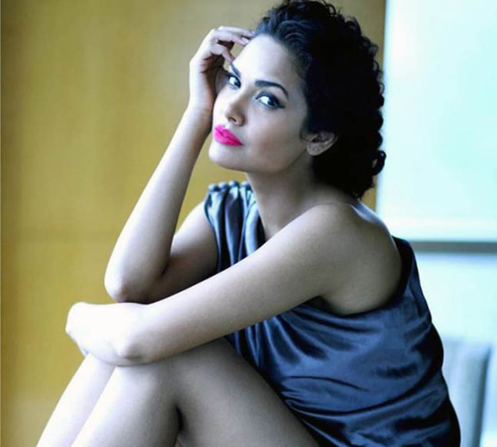 A man followed actress Esha Gupta to a washroom for a selife
