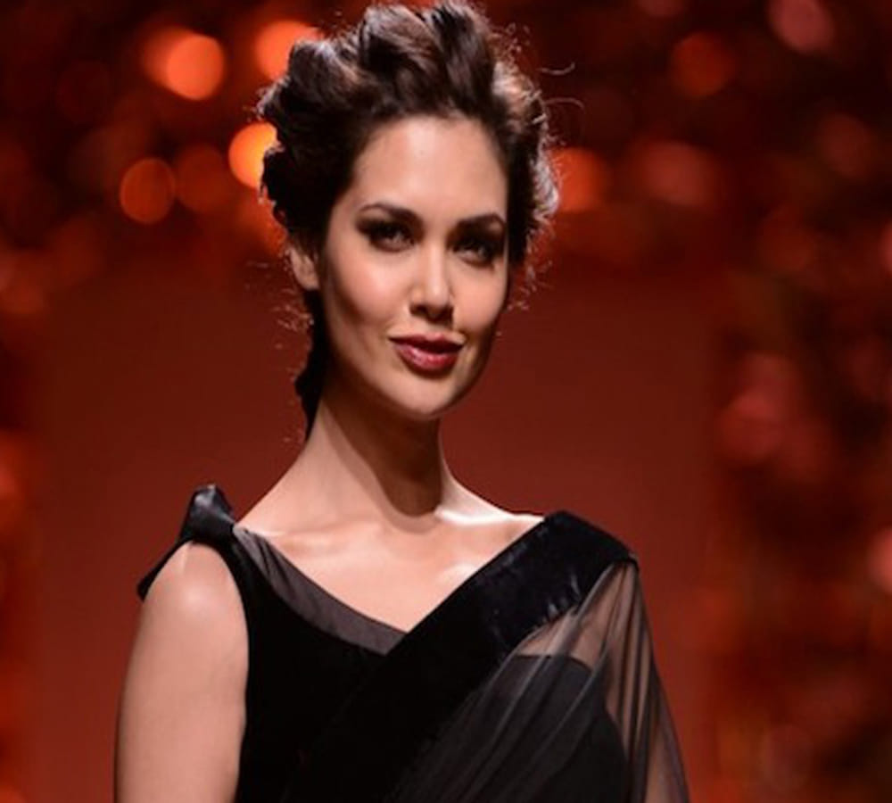 A man followed actress Esha Gupta to a washroom for a selife