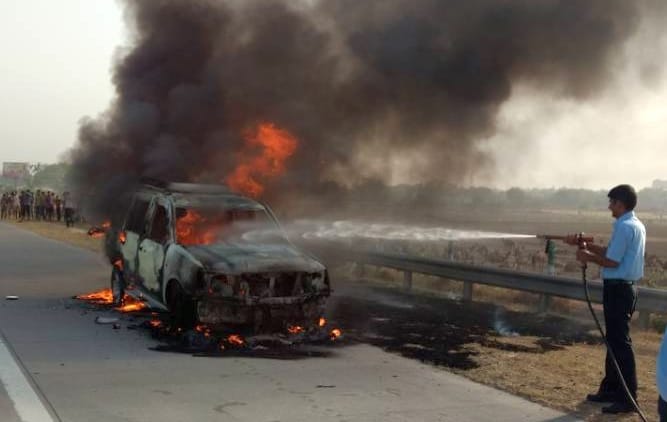 car turned to fire circle on yamuna expressway