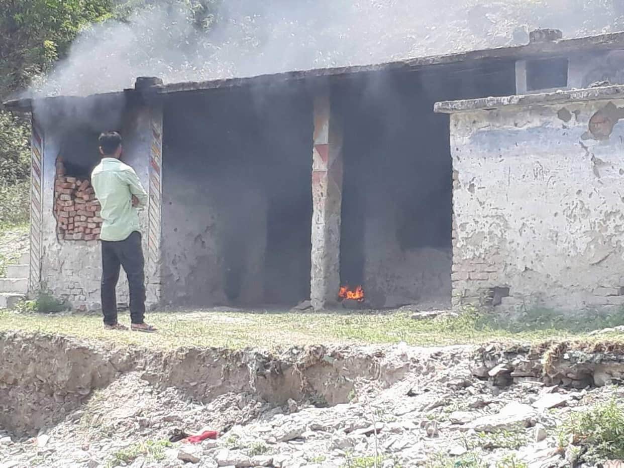 women burnt wine shop in uttarakhand