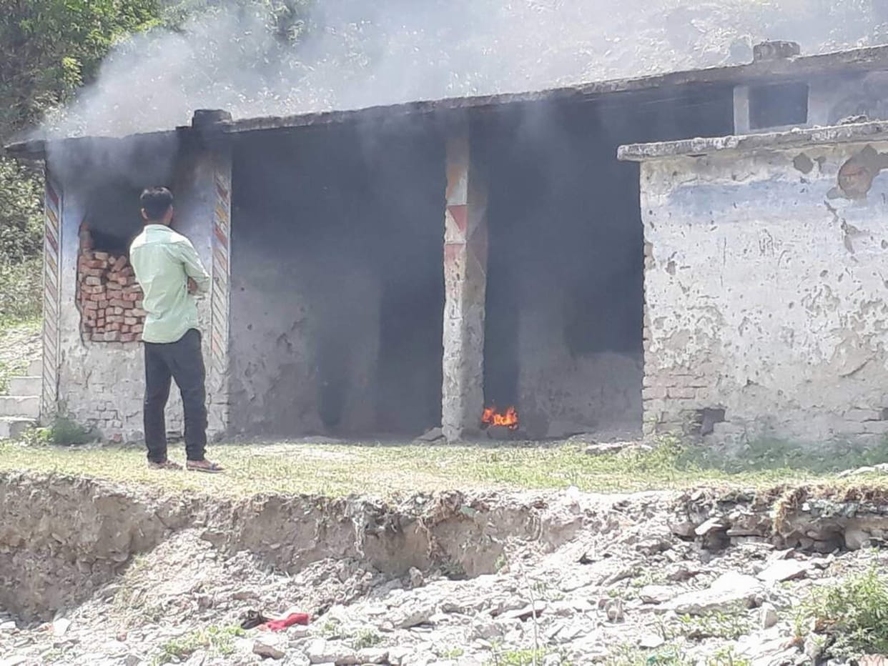 women burnt wine shop in uttarakhand