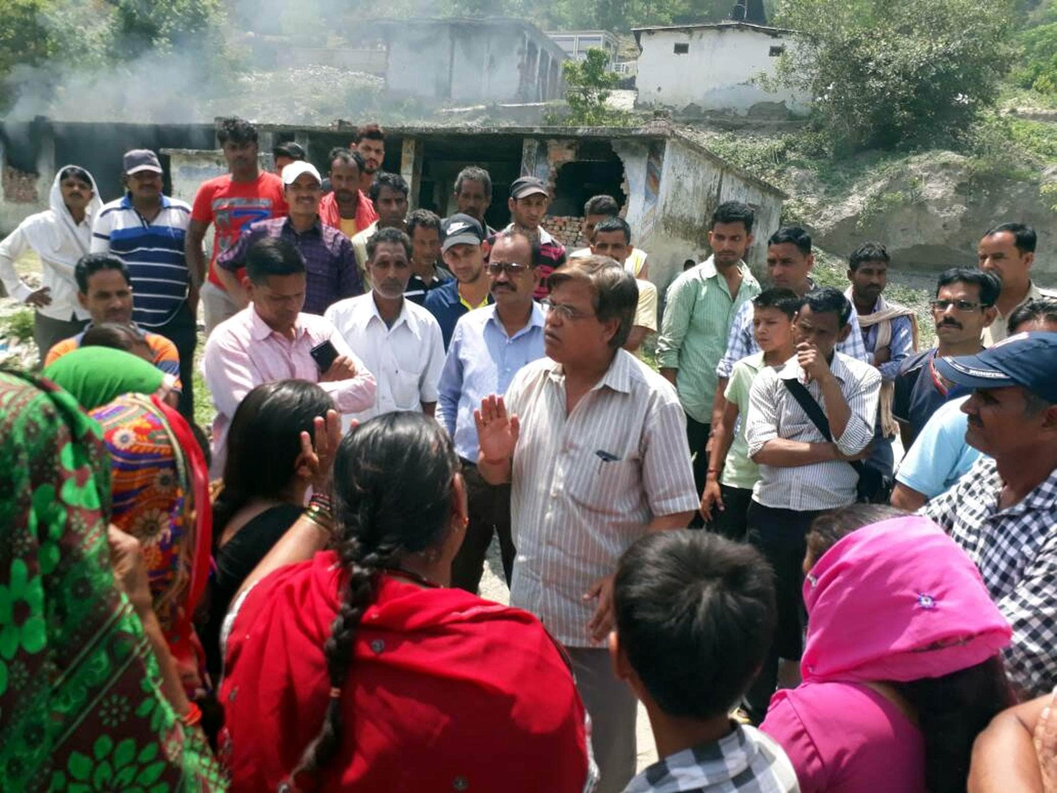 women burnt wine shop in uttarakhand