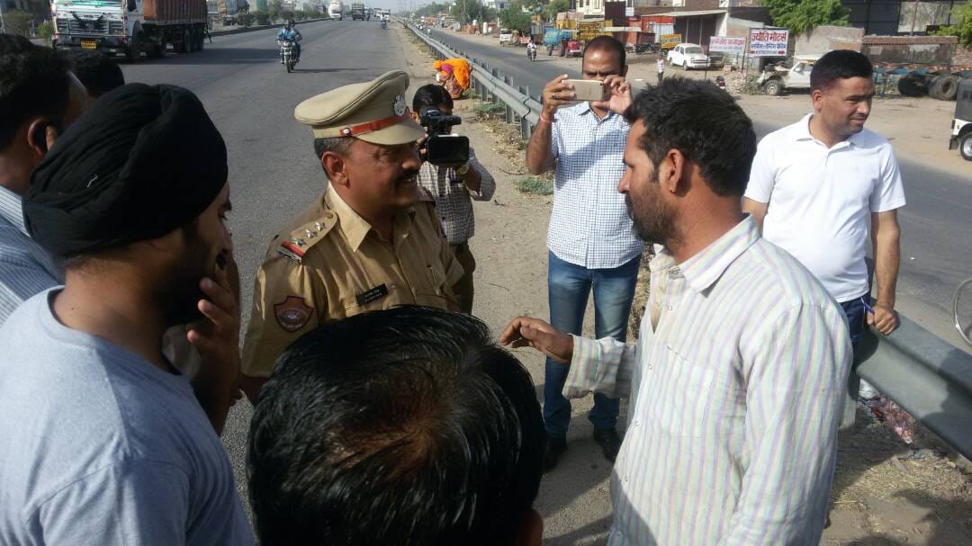 Thousands of miscreants caught on the highway, near the border of Shahjahanpur