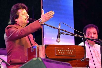 Pankaj Udhas In Graphic Era University - Amar Ujala Hindi News Live - Pics:पंकज उदास की गज़लों से रूहानी हुई शाम, मंत्रमुग्ध हुए छात्र