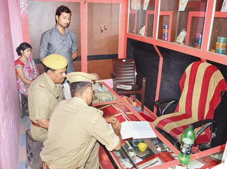 Looted six lakhs of gold on day-to-day basis