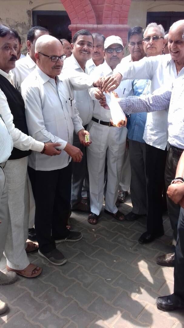 Lawyers burnt the copies of the amendment bill