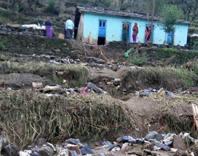 Three houses broken, rain-mudsiyari road closed after rain and hail