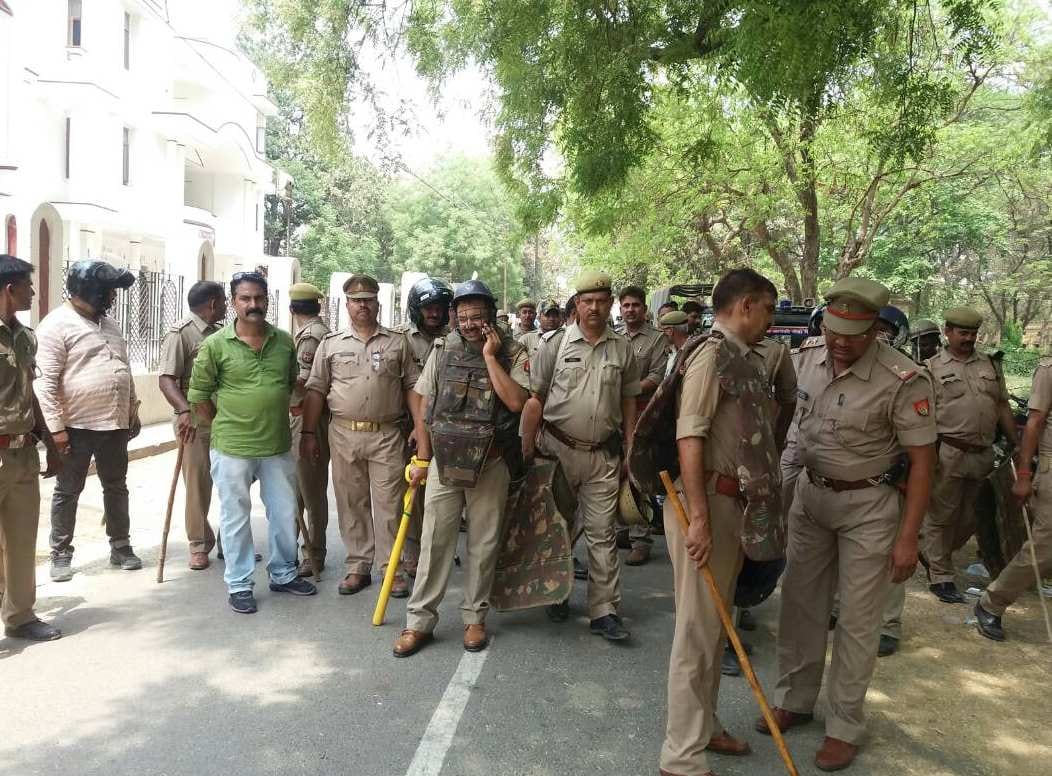 Varanasi: UP collage Students Union president thrown hot water Momoos seller 