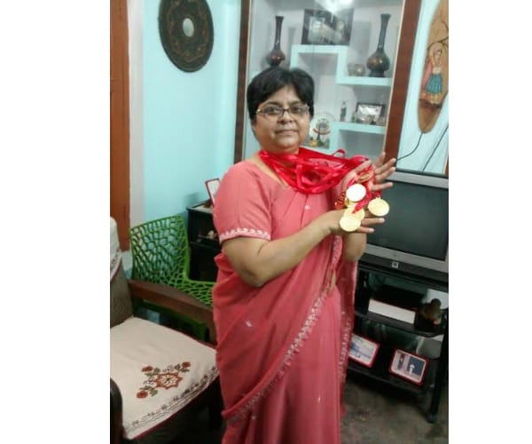  A teacher got ceven medal after 31 years.