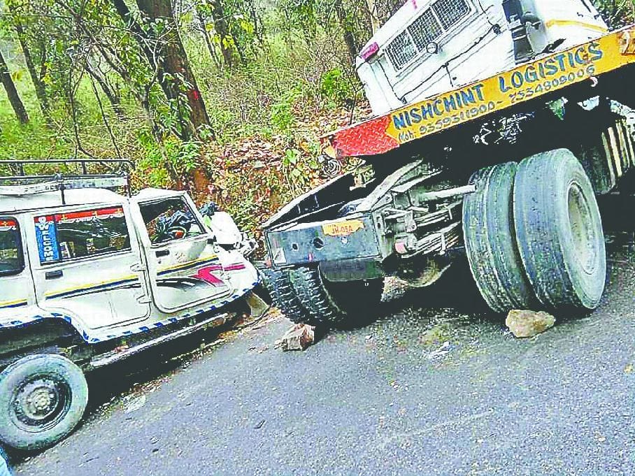  Seven people killed in a car and mini truck accident in madhyapradesh
