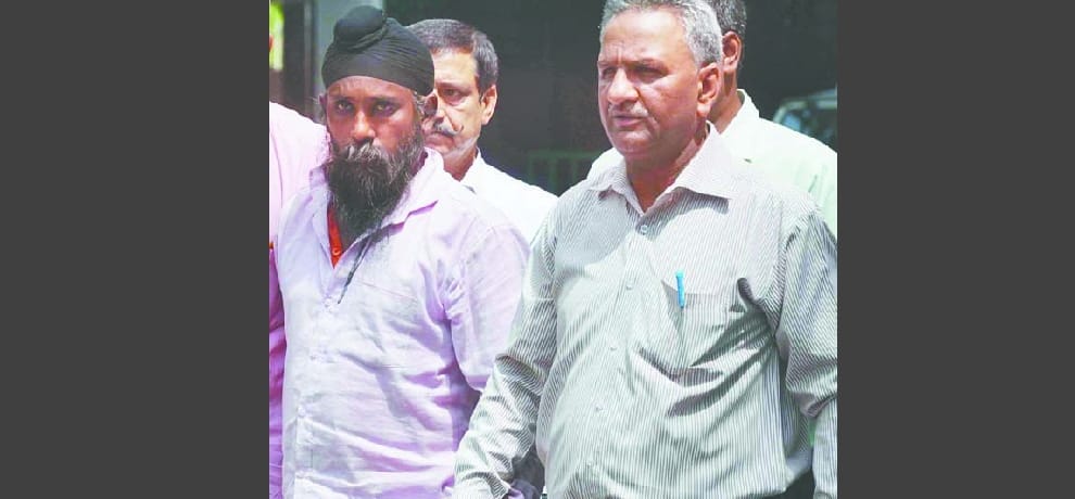  delhi police arrested man with illegal arms on the eve of mcd polls