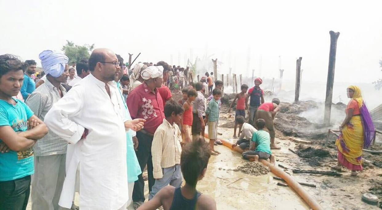 Fire burns 22 huts