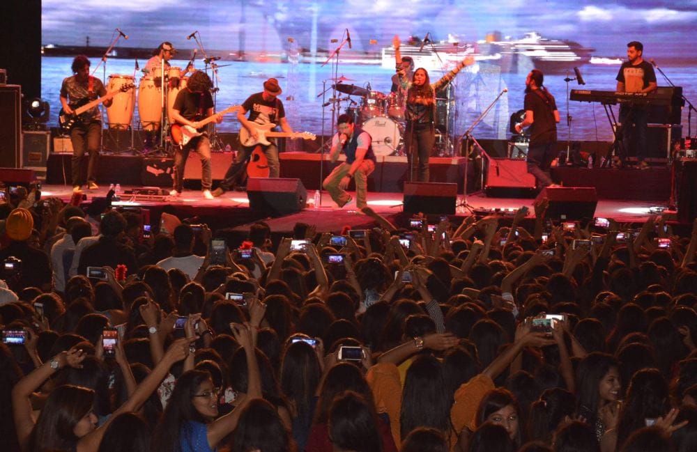 bollywood singer farhan akhtar in graphic era university