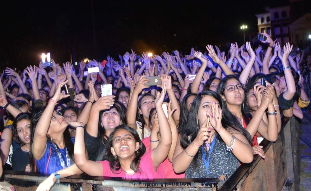 bollywood singer farhan akhtar in graphic era university