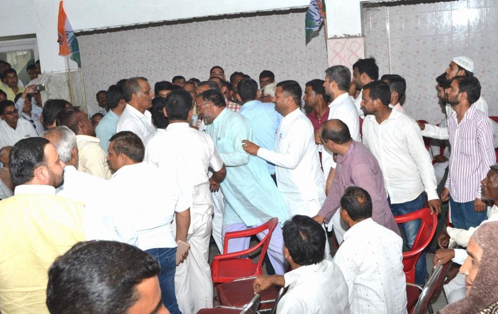 congress Worker fight during meeting in roorkee