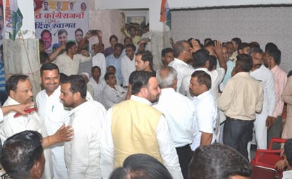 congress Worker fight during meeting in roorkee