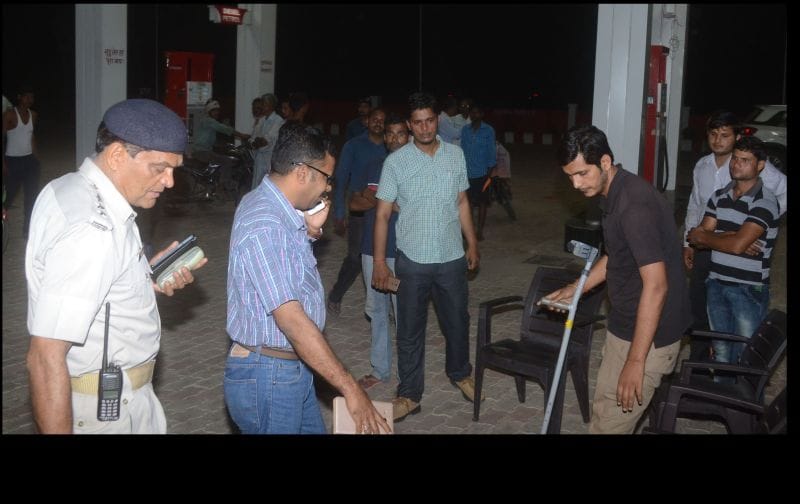 petrol pamp selsamain kee pitaee kar 50 hajaar loote