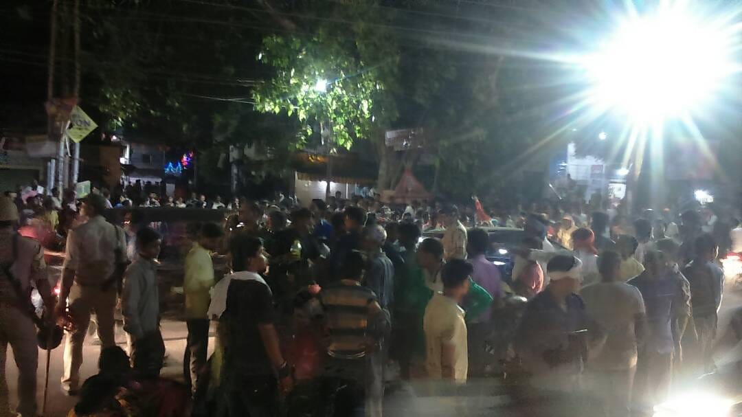 Varanasi Keeping the body of the guard two hours Jam, stone throwing