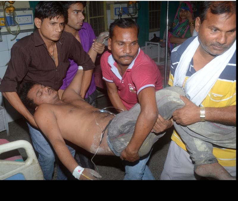 nasheelee vastu sunghaakar ee-riksha chaalak ko loota