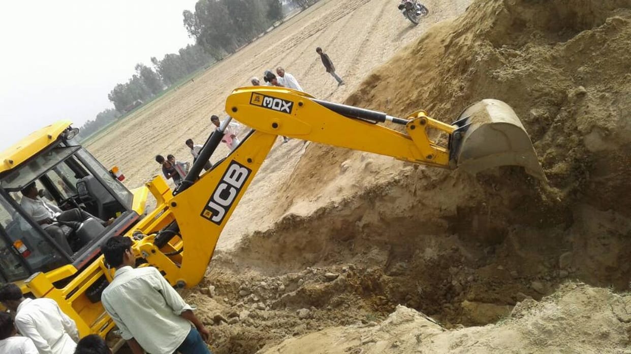 Mud cover collapses in tube wells, youth death