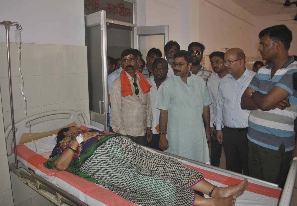 Doctors ask money to patient in Varanasi hospital, Yogi's minister inspected an open pole