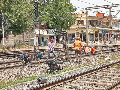 Rail traffic halted for one hour
