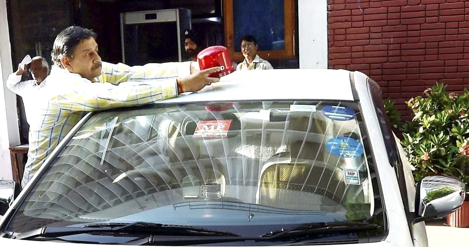 ministers, mla removing red lights on their cars