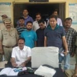 पकड़े गए सट्टेबाजों के बारे में खुलासा करते एसपी दिलीप कुमार। साथ में एएसपी, सीओ, पुलिस-एसओजी टीम।