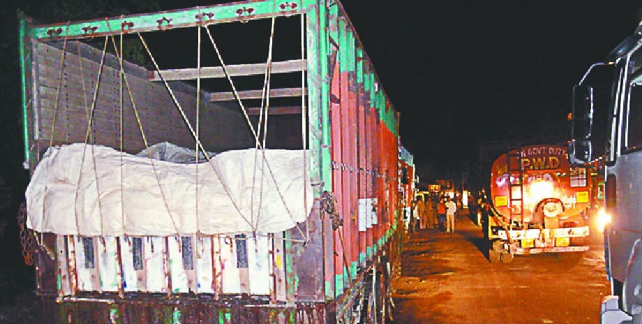 gauripur mein khanan mafia ko daudaya