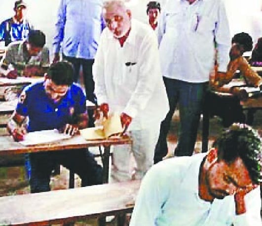 kadi suraksha mein hui angreji vishay ki pareeksha
