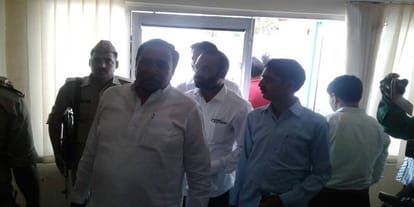 Akhilesh's very close Atul Pradhan received to letter threatening, his wife, seema, reached SSP