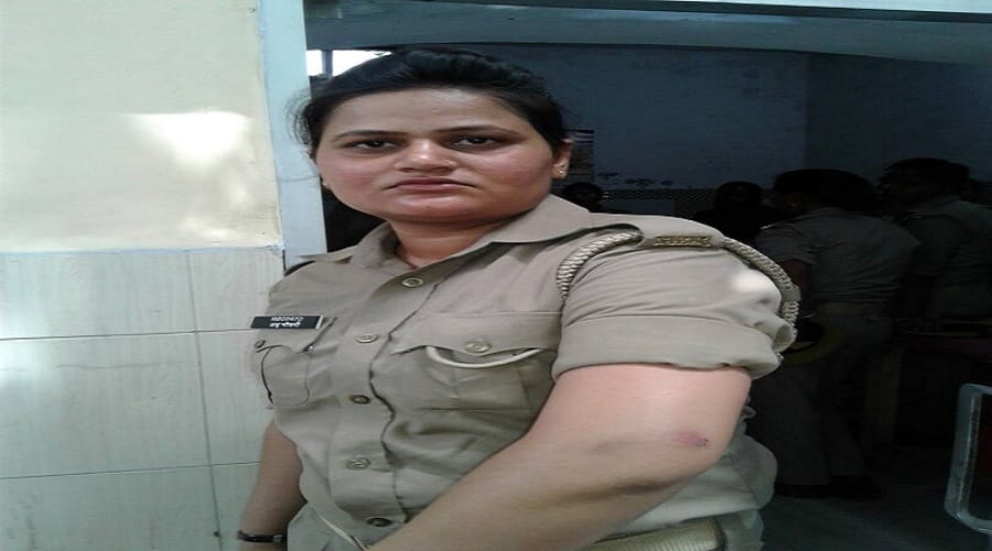 lady inspector and soldier to Beating, nail nails, teeth cut