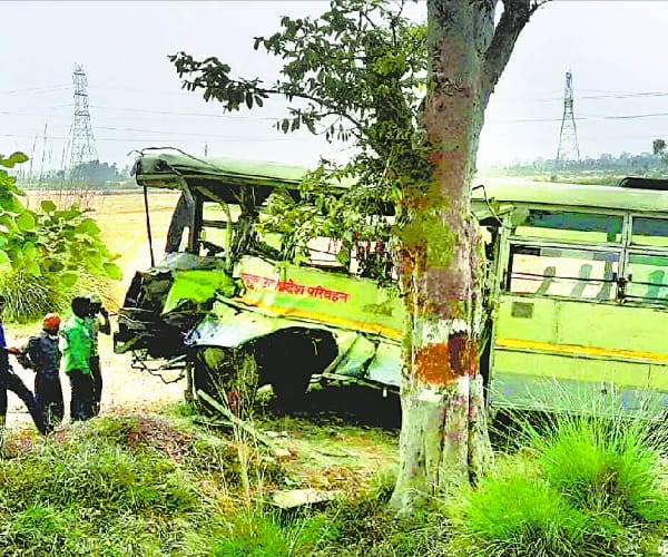 eleven injured in an accident in ambedkarnagar.