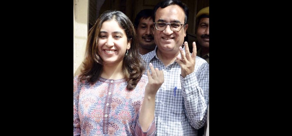  kejriwal ajay makan sisodia and Sheila Dikshit cast vote for MCD polls 2017
