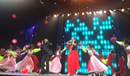 Salman Khan Setting Stage On Fire During DaBang Tour With Sonakshi Sinha & Prabhu Deva