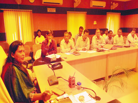 dm reprimand dpro in fatehpur 